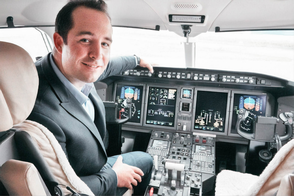 Image of Andrew Gratton from Svenskt Industriflyg posing in a cockpit